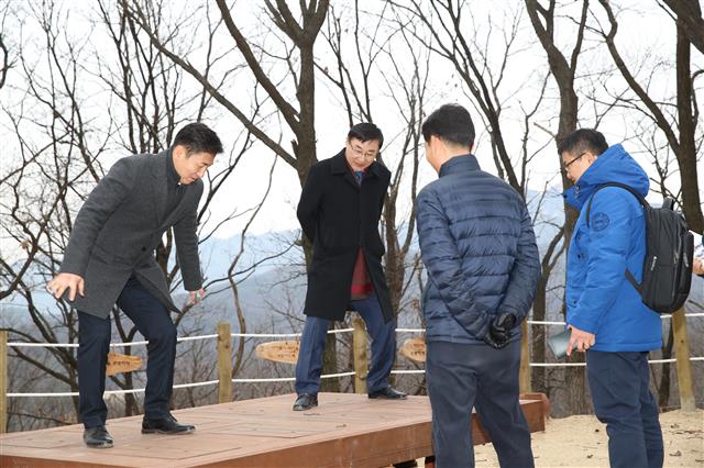 이동진(가운데) 서울 도봉구청장이 12일 시범운영 중인 별별모험놀이터를 찾아 놀이시설을 직접 점검하고 있다. <br>도봉구 제공