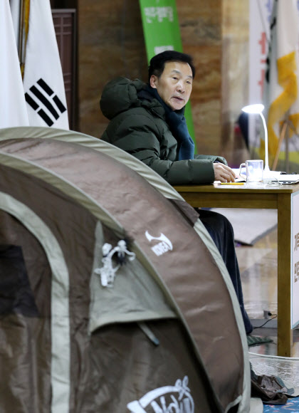 선거제 개혁 합의를 요구하며 단식농성 중인 바른미래당 손학규 대표가 13일 오전 국회 로텐더홀에서 업무를 보고 있다. 2018.12.13  연합뉴스