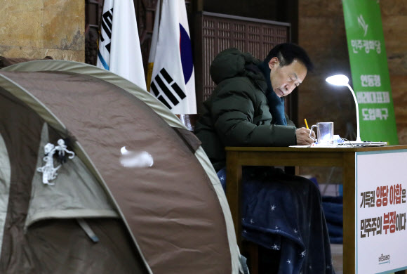 선거제 개혁 합의를 요구하며 단식농성 중인 바른미래당 손학규 대표가 13일 오전 국회 로텐더홀에서 업무를 보고 있다. 2018.12.13  연합뉴스