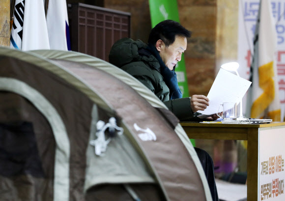 선거제 개혁 합의를 요구하며 단식농성 중인 바른미래당 손학규 대표가 13일 오전 국회 로텐더홀에서 업무를 보고 있다. 2018.12.13  연합뉴스