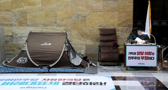 선거제 개혁 합의를 요구하며 단식농성 중인 바른미래당 손학규 대표가 13일 오전 국회 로텐더홀에서 업무를 보고 있다. 2018.12.13  연합뉴스