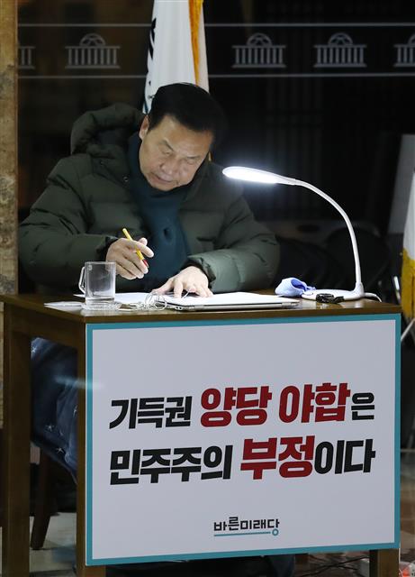 손학규 바른미래당 대표가 13일 오전 서울 여의도 국회 로텐더 홀에서 더불어민주당?자유한국당의 연동형 비례대표제 합의 거부를 규탄하며 8일째 단식농성을 이어가고 있다. 2018.12.13 뉴스1