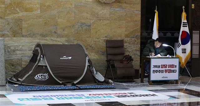 손학규 바른미래당 대표가 13일 오전 서울 여의도 국회 로텐더 홀에서 더불어민주당·자유한국당의 연동형 비례대표제 합의 거부를 규탄하며 8일째 단식농성을 이어가고 있다. 2018.12.13 뉴스1