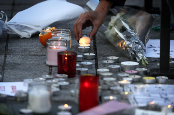 12일(현지시간) 프랑스 스트라스부르 시민들이 하루 전 이곳 크리스마스 마켓에서 일어난 총격 사건으로 숨진 희생자들을 추모하기 위해 촛불을 밝히고 있다.  스트라스부르 EPA 연합뉴스