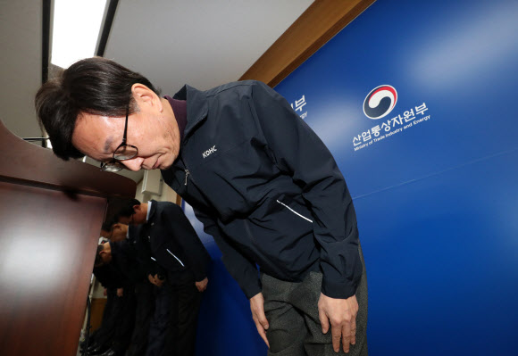 황창화 한국지역난방공사 사장이 13일 오전 정부세종청사 산업통상자원부에서 열 수송관 긴급점검 결과 및 정밀점검계획에 대한 브리핑에 앞서 사과하고 있다. 2018.12.13  연합뉴스