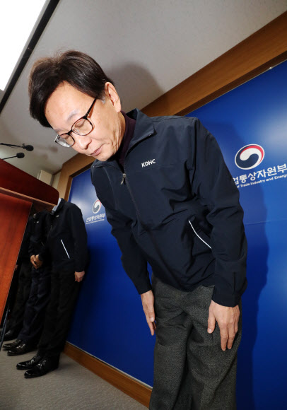 황창화 한국지역난방공사 사장이 13일 오전 정부세종청사 산업통상자원부에서 열 수송관 긴급점검 결과 및 정밀점검계획에 대한 브리핑에 앞서 사과하고 있다. 2018.12.13  연합뉴스