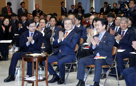 문재인 대통령이 13일 오전 경남 창원 경남도청에서 열린 중소기업 스마트 제조혁신 전략 보고회에 참석해 김경수 경남도지사, 홍종학 중소벤처기업부 장관 등과 박수를 치고 있다. 2018.12.13  연합뉴스