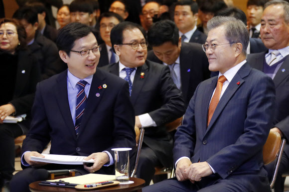 문재인 대통령과 김경수 경남도지사가 13일 오전 경남 창원 경남도청에서 열린 중소기업 스마트 제조혁신 전략 보고회에 참석해 대화하고 있다. 2018.12.13  연합뉴스