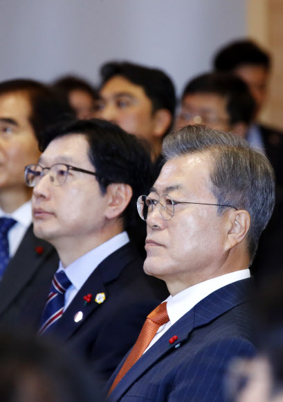 문재인 대통령이 13일 오전 경남 창원 경남도청에서 열린 중소기업 스마트 제조혁신 전략 보고회에 김경수 경남도지사와 참석해 있다. 2018.12.13  연합뉴스