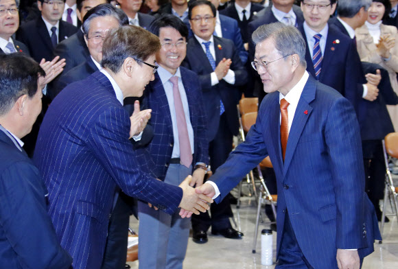 문재인 대통령이 13일 오전 경남 창원시 경남도청에서 열린 중소기업 스마트 제조혁신 전략 보고회에 참석하며 윤부근 삼성전자 부회장과 악수를 나누고 있다. 문 대통령의 행사 참석은 지방 경제 활성화를 위해 나선 경제투어의 세 번째 일정이다. 2018.12.13  연합뉴스