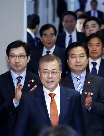 문재인 대통령이 13일 오전 경남 창원 경남도청에서 열린 중소기업 스마트 제조혁신 전략 보고회에 김경수 경남도지사, 홍종학 중소벤처기업부 장관과 함께 입장하고 있다. 2018.12.13  연합뉴스