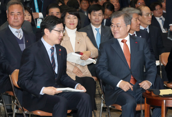 문재인 대통령이 13일 경남도청에서 열린 중소기업 스마트 제조혁신 전략 보고회에 참석해 김경수 경남지사와 얘기하고 있다. 2018. 12. 13  도준석 기자 pado@seoul.co.kr