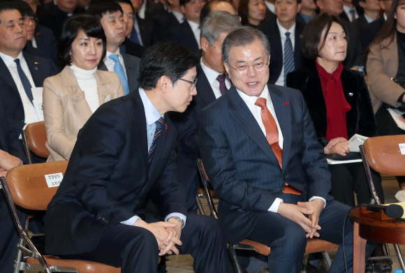 문재인 대통령이 13일 경남도청에서 열린 중소기업 스마트 제조혁신 전략 보고회에 참석해 김경수 경남지사와 얘기를 나누고 있다. 2018. 12. 13  도준석 기자 pado@seoul.co.kr