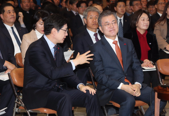 문재인 대통령이 13일 경남도청에서 열린 중소기업 스마트 제조혁신 전략 보고회에 참석해 김경수 경남지사와 얘기를 나누고 있다. 2018. 12. 13  도준석 기자 pado@seoul.co.kr