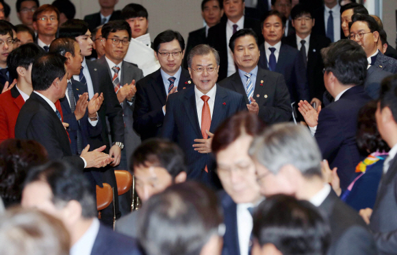 재인 대통령이 13일 오전 경남 창원 경남도청에서 열린 중소기업 스마트 제조혁신 전략 보고회에 김경수 경남도지사, 홍종학 중소벤처기업부 장관과 함께 입장하고 있다. 2018. 12. 13  도준석 기자 pado@seoul.co.kr