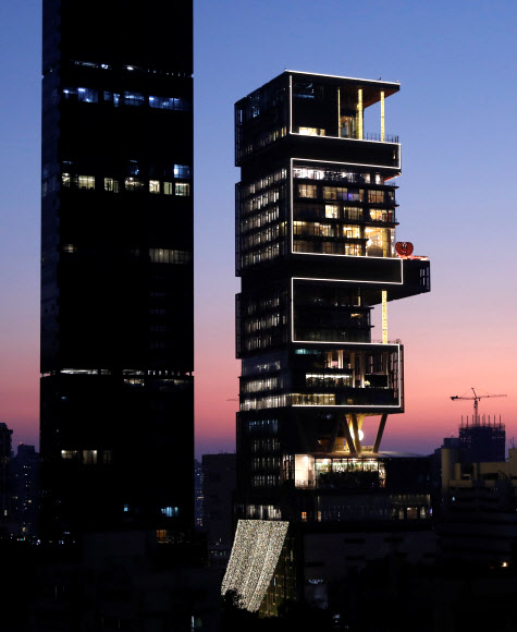 12일(현지시간) 아시아 최고 갑부 무케시 암바니 릴라이언스 그룹 회장의 딸 이샤 암바니의 결혼식이 열리는 인도 뭄바이의 27층짜리 저택 ‘안틸리아’. 로이터 연합뉴스