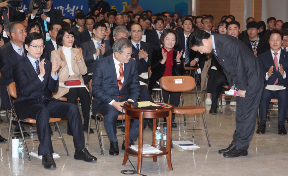 문재인 대통령이 13일 경남도청에서 열린 중소기업 스마트 제조혁신 전략 보고회에 참석했다. 문 대통령이 보고를 마친 홍종학 중소벤처기업부 장관의 인사를 받고 있다. 왼쪽은 김경수 경남지사. 2018. 12. 13 도준석 기자 pado@seoul.co.kr