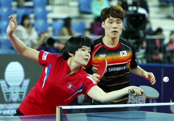 13일 인천 남동체육관에서 열린 2018 국제탁구연맹(ITTF) 월드투어 그랜드 파이널스 혼합복식 8강전에서 남북 단일팀 장우진(오른쪽)-차효심이 일본의 요시무라 마하루-이스키와 카스미 조를 상대로 공격하고 있다. 2018.12.13 연합뉴스