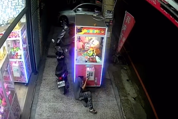 대형 인형 훔치려 인형뽑기 기계에 들어간 남성 