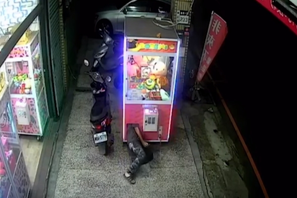 대형 인형 훔치려 인형뽑기 기계에 들어간 남성 