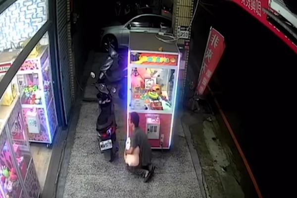 대형 인형 훔치려 인형뽑기 기계에 들어간 남성 