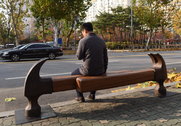 철공소 골목을 상징하는 세련된 감각의 벤치가 눈길을 끈다..