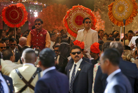 말을 탄 채 누이 이샤 암바니의 결혼식에 입장하고 있는 아난트 암바니(왼쪽) 아카시 암바니(오른쪽). 로이터 연합뉴스