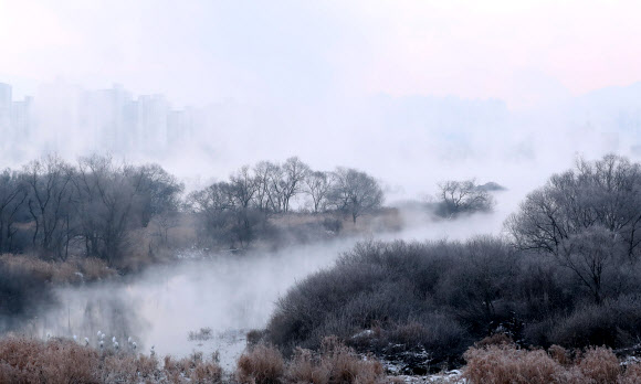 동해안을 제외한 강원 전 지역에 한파 특보가 발효 중인 14일 오전 강원 춘천시 소양강에 물안개가 피어오르고 있다. 2018.12.14  연합뉴스