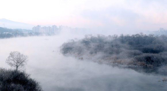 동해안을 제외한 강원 전 지역에 한파 특보가 발효 중인 14일 오전 강원 춘천시 소양강에 물안개가 피어오르고 있다. 2018.12.14  연합뉴스