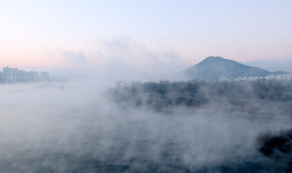 동해안을 제외한 강원 전 지역에 한파 특보가 발효 중인 14일 오전 강원 춘천시 소양강에 물안개가 피어오르고 있다. 2018.12.14  연합뉴스