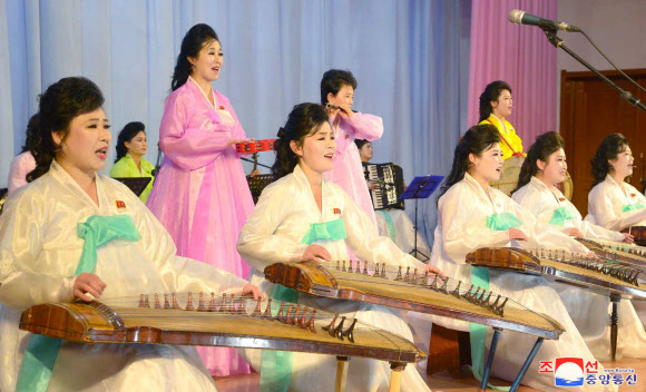 김정일 국방위원장의 7주기를 즈음해 여성 노동자와 직맹원이 지난 13일 여성회관에서 회고음악회 ‘그리움에 불타는 12월’ 공연을 펼쳤다고 조선중앙통신이 14일 보도했다. 2018.12.14  연합뉴스