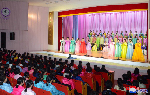 김정일 국방위원장의 7주기를 즈음해 여성 노동자와 직맹원이 지난 13일 여성회관에서 회고음악회 ‘그리움에 불타는 12월’ 공연을 펼쳤다고 조선중앙통신이 14일 보도했다. 2018.12.14  연합뉴스