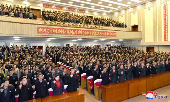 김정일 국방위원장의 7주기를 즈음해 노동자와 직맹원의 결의모임이 지난 13일 중앙노동자회관에서 열렸다고 조선중앙통신이 14일 보도했다. 2018.12.14  연합뉴스