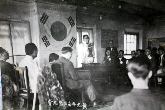 백범 김구. 건국대학교가 10일 공개한 백범 김구 선생의 조선정치학관(건국대의 전신) 개교 3주년 기념식 축사 모습. 이 행사는 김구 선생의 서거 전 마지막 공식 행사로 알려져 있다. 김구 선생 바로 오른편에 앉아있는 인물이 건국대 설립자인 상허 유석창 박사. 2016.5.10 [ 건국대학교 제공 ]  서울신문 DB