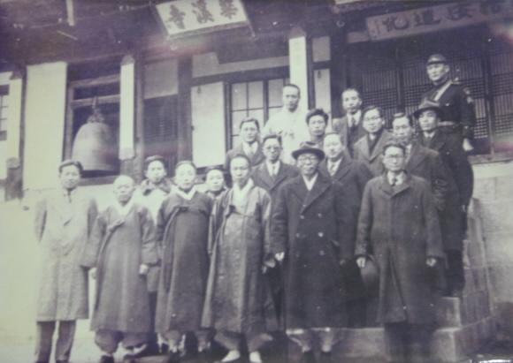 백범 김구. 반민특위 위원장을 지낸 김상덕 선생의 외아들 김정육(72)씨가 친일 인명사전 편찬사업 등을 펴고 있는 민족문제연구소에 최근 기증한 사진. 앞줄 맨 오른쪽이 김상덕 선생, 앞줄 오른쪽에서 두번째가 김구 선생, 셋째 줄 오른쪽에서 두번째가 장준하 선생./2007-02-28 15:19:55. 서울신문 DB