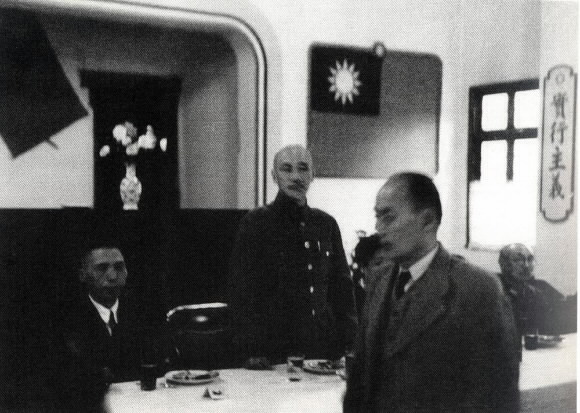 백범 김구.1875년 운요호 사건에서 1945년 해방에 이르기까지 일제의 한국침탈과 그에 맞선 한국인들의 저항을 다룬 ‘사진으로 엮은 한국독립운동사’에 실린 사진.김원봉의 조선의용대에 편입된 한국여성 (아래)과 장제스가 주최한 임시정부 귀국 환송행사장의 김구 주석.서울신문 DB