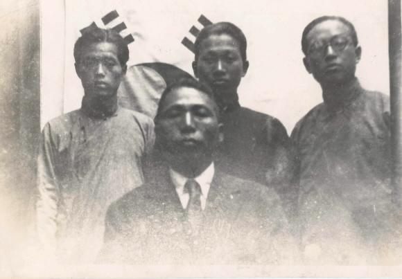 백범 김구. 1932년 중국 다롄(大連)에서 국제연맹 조사단이 보는 앞에서 관동군 총사령관 등을 폭살하려다 실패한 유상근(윗줄 가운데).최흥식(윗줄 왼쪽) 의사. 의거를 앞두고 백범 김구와 함께 사진을 찍었다/백범김구기념관 제공. 서울신문 DB