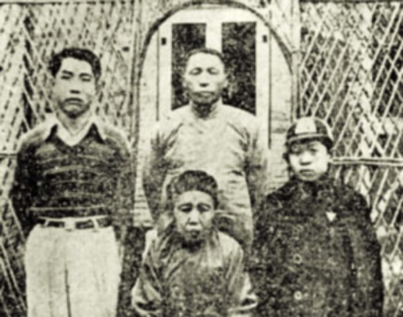 백범 김구.1934년 중국 상하이에서 찍은 백범 김구 선생의 가족 사진. 앉아있는 이가 백범의 어머니 곽낙원 여사. 왼쪽부터 백범의 맏아들 인, 백범, 둘째아들 신. 서울신문 DB