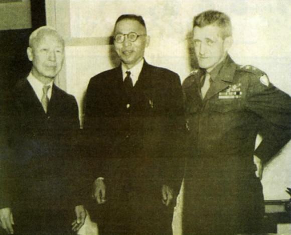 백범 김구.미군정기 한국 정치를 움직인 3인. 왼쪽부터 이승만 박사,김구 선생,하지 중장.서울신문 DB