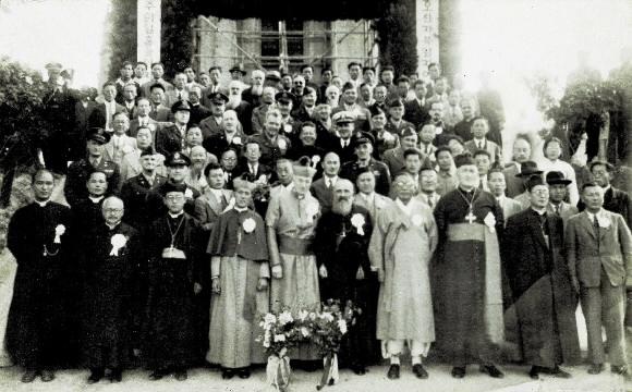 백범 김구.노기남 대주교 주교 수품식 사진, 김 구 선생의 모습이 눈에 띈다./ 한국교회연구사 제공/문화/ 2003.3.23  서울신문 DB