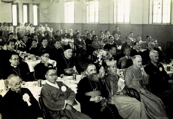 백범 김구.한국인 최초의 천주교 교구장인 노기남(왼쪽 네번째) 대주교가 초대 교황사절인 빈 주교의 주교서품식 뒤 명동성당에서 열린 축하연에 참석해 김구(왼쪽 두번째) 선생등과 함께 찍은 사진.천주교 서울대교구가 노 대주교의 탄신 100주년을 맞아 펴낸 화보집 ‘노기남’에는 한국 근현대사를 고스란히 엿볼 수 있는 미공개 사진 460여컷이 실렸다. 서울신문 DB