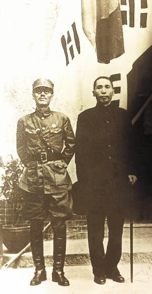 백범 김구. 1940년 9월 17일 중화민국의 임시수도 충칭(中慶)의 가릉빈관에서 한국광복군 총사령부 성립전례식 후 임시정부 김구 주석(右)과 이청천(李靑天.본명池靑天)광복군 총사령관이 기념촬영한 모습. 사진은 백범 차남 김 신(金信) 장군의 개인소장 사진자료집에서 발견된 것으로 12일 임시정부 수립 80돌을 맞아 이번에 처음 공개됐다. 서울신문 DB