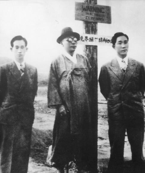 백범 김구.남북협상을 위해 1948년4월19일 평양으로 가는 길에 38선에 선 김구선생 오른쪽은 아들 김신장군. 왼쪽은 당시 비서였던 선우진 백범김구선생 기념사업협회 상무이사. 서울신문 DB