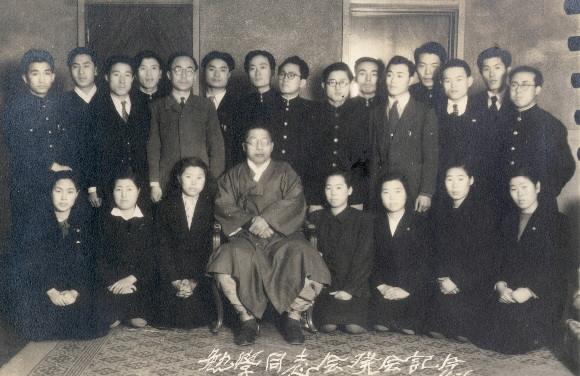 백범 김구.면학동지회 회원과 함께 찍은사진. 앞줄 왼쪽에서 두번째는 이희호여사의 학생때모습. 서울신문 DB