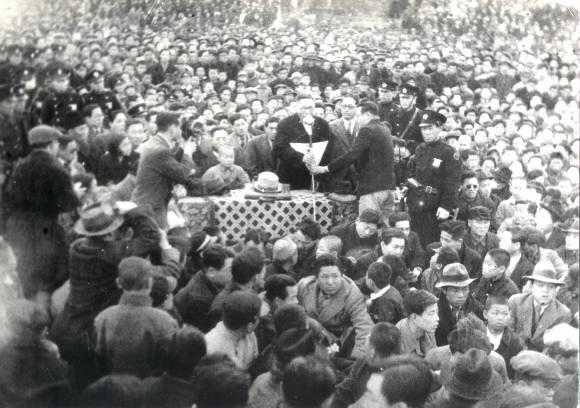 백범 김구.1945년 모스크바 3상회의에서 결정된 신탁통치 반대 집회에서 연설하는 백범(가운데)  서울신문 DB