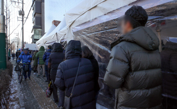 달라진 청약제도가 처음 적용된 14일 서울 은평구 증산동 DMC SK뷰 주택을 찾은 사람들이 영하의 날씨 속에 줄을 서서 견본 주택의 개장을 기다리고 있다.  2018.12.14  연합뉴스