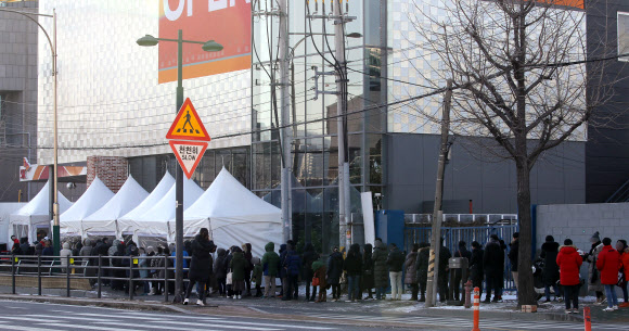 달라진 청약제도가 처음 적용된 14일 서울 은평구 증산동 DMC SK뷰 주택을 찾은 사람들이 영하의 날씨 속에 줄을 서서 견본 주택의 개장을 기다리고 있다.  2018.12.14  연합뉴스