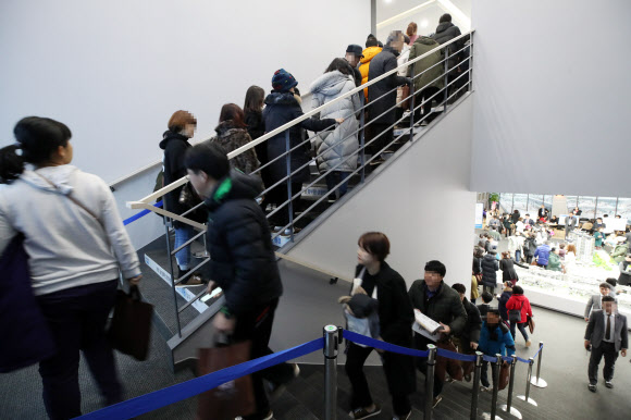 정부의 강력한 부동산 규제 대책이 이어지고 있는 14일 오전 세종시에 분양되는 한 아파트 견본주택에서 청약 예정자들이 입장을 기다리고 있다. 2018.12.14  연합뉴스