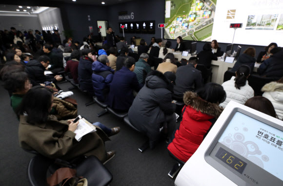 정부의 강력한 부동산 규제 대책이 이어지고 있는 14일 오전 세종시에 분양되는 한 아파트 견본주택에서 청약 예정자들이 상담을 기다리고 있다. 2018.12.14  연합뉴스