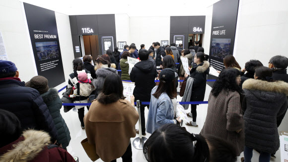 정부의 강력한 부동산 규제 대책이 이어지고 있는 14일 오전 세종시에 분양되는 한 아파트 견본주택에서 청약 예정자들이 입장을 기다리고 있다. 2018.12.14  연합뉴스